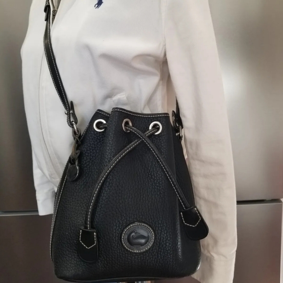Sold! Vintage Dooney & Bourke Serena Black Pebbled Leather Drawstring Bucket Bag - Picture 2 of 9